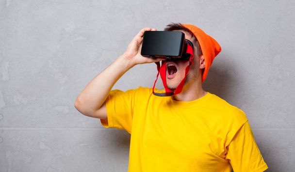 Hombre con gafas de realidad virtual
 - Foto, imagen