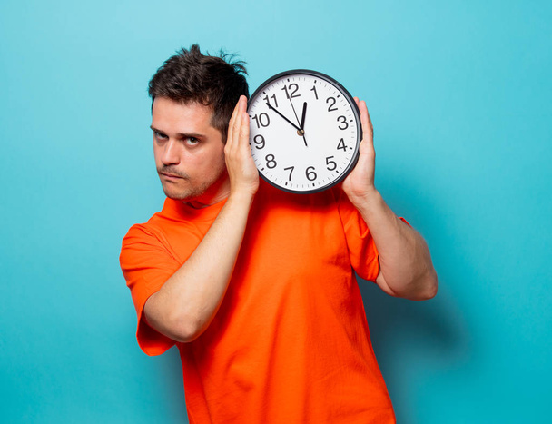 hombre en camiseta naranja con reloj grande
 - Foto, imagen