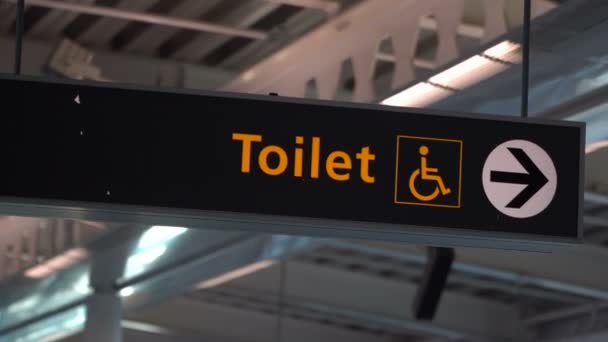 openbare toilet borden met een symbool voor mindervaliden - Video