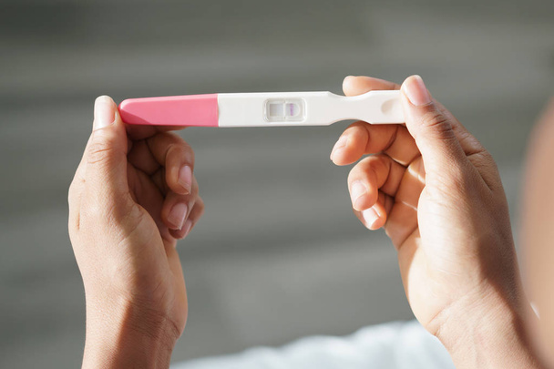 Kobieta trzyma negatywny ciąży test - Zdjęcie, obraz
