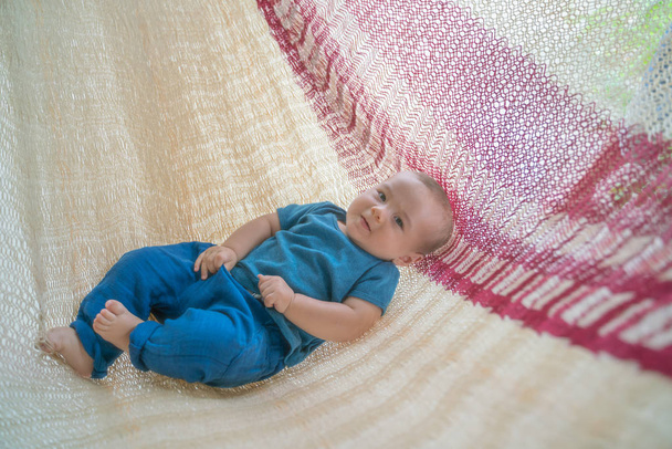 Le petit garçon est couché à l'hamac et heureux - Photo, image