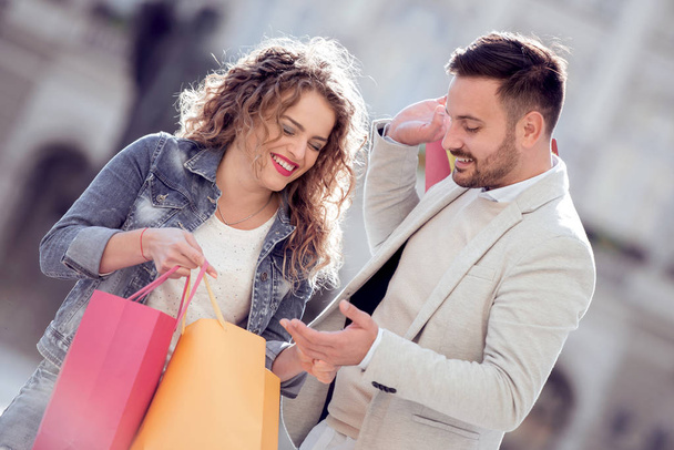 Porträt eines glücklichen Paares mit Einkaufstaschen. Verkauf, Konsum und Menschen-Konzept. - Foto, Bild