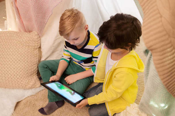 little boys with tablet pc in kids tent at home - Foto, Bild