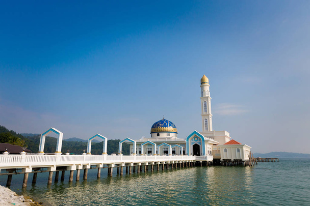 Gyönyörű építészeti úszó mecset a Pangkor island, Malajzia. Szép szakrális épület Dél-Kelet Ázsia. - Fotó, kép