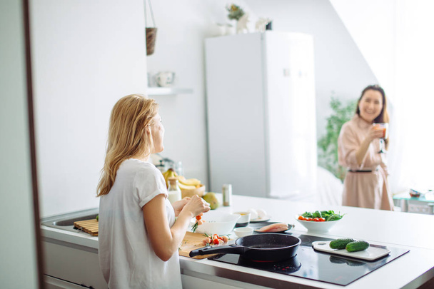 Крупный план женщины, жарящей шашлыки на сковородке - Фото, изображение