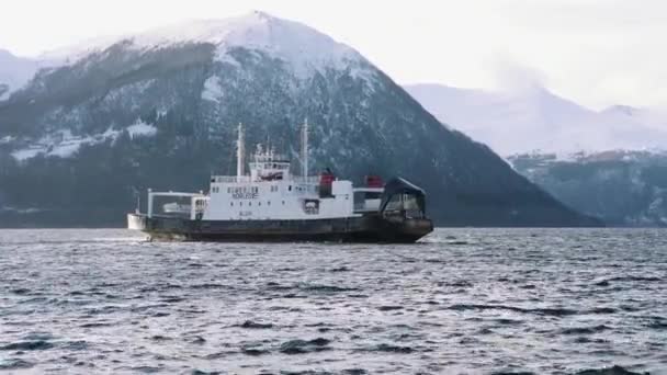 Ferry en el fiordo con montañas de nieve, cerca de volda (norway
) - Metraje, vídeo