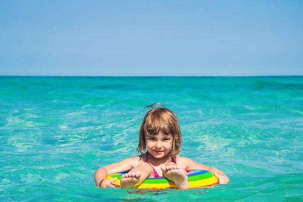 Kind meisje baadt op de zee en in het zwembad. Tunesië Mahdia. Selectieve aandacht.  - Foto, afbeelding
