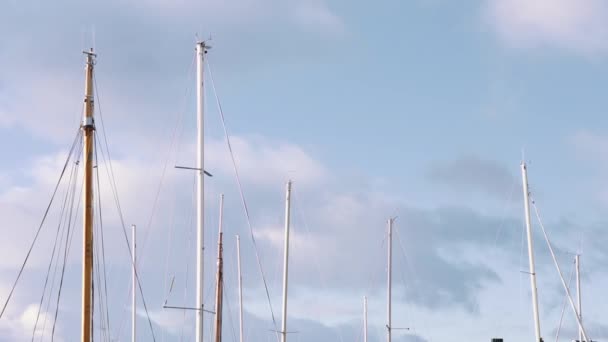 schip masten met wolken in de achtergrond - Video