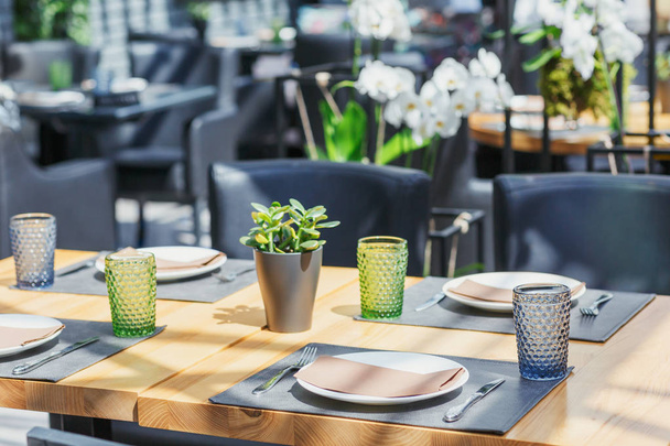 Table arrangement in restaurant. Table set for an event party or wedding reception. - Fotó, kép