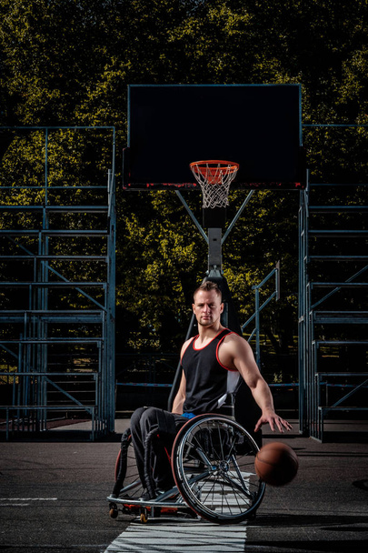 Mrzák basketbalový hráč na vozíku hraje na otevřené herní zem. - Fotografie, Obrázek