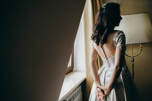 young  beautiful  bride posing indoors - Foto, imagen