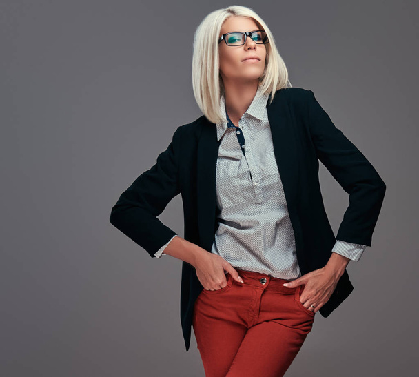 Divat divatos ruhák és szemüveg pózol stúdió szőke nő - Fotó, kép