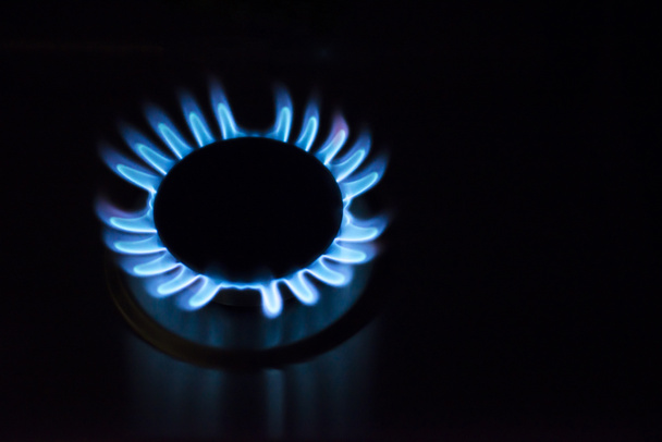 Синій вогонь у газовій конфорці. Газове горіння з кухонної газової плити
 - Фото, зображення