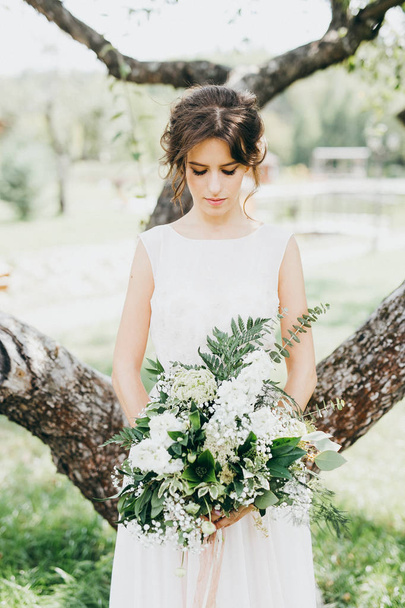 beautiful  young bride posing with flowers - Foto, immagini