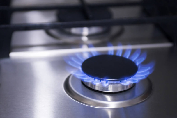Blaues Feuer im Gasbrenner. Gas brennt aus einem Gasherd in der Küche - Foto, Bild