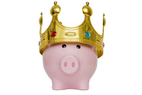 Финансовый победитель или король сбережений концепции, розовый копилку носить золотую корону на белом фоне, лучшее будущее инвестиций
 - Фото, изображение