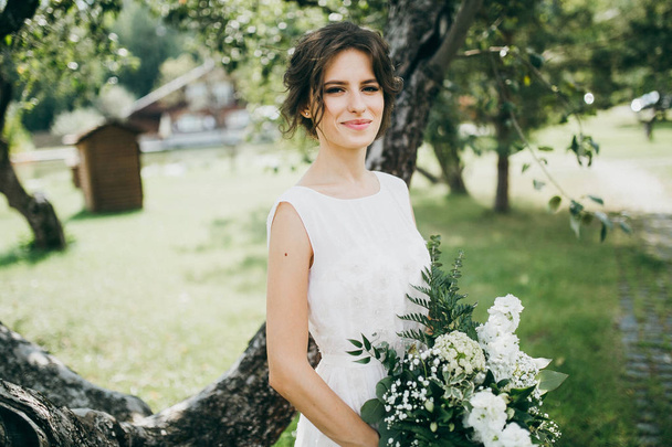 beautiful  young bride posing with flowers - Foto, afbeelding