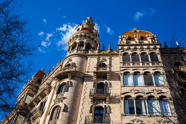 Hermoso edificio en el Paseo de Gracia en Barcelona España
 - Foto, Imagen