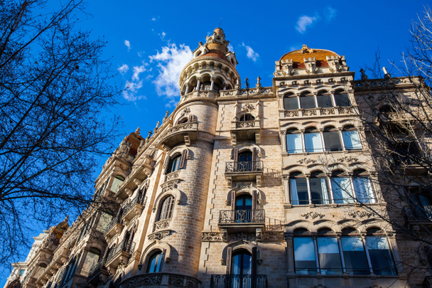 Όμορφο κτίριο στο Passeig de Gracia Βαρκελώνη Ισπανία - Φωτογραφία, εικόνα