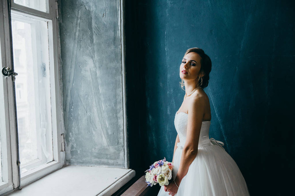 young  beautiful  bride posing indoors - Foto, Imagen