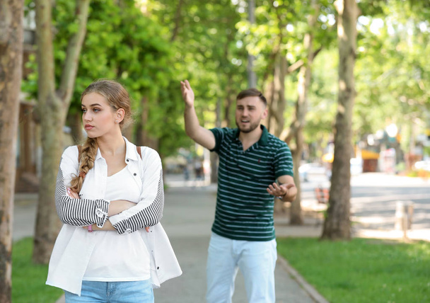 Una giovane coppia che litiga per strada. Problemi nelle relazioni
 - Foto, immagini
