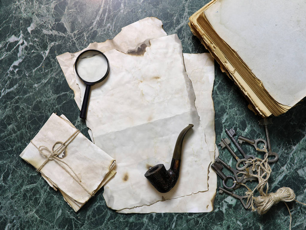 Retro papíry a knihy na stole detektivní práce s nástroji  - Fotografie, Obrázek