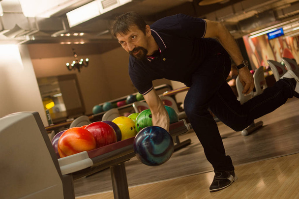 Mužské hráč hraje bowling v bowling club. - Fotografie, Obrázek