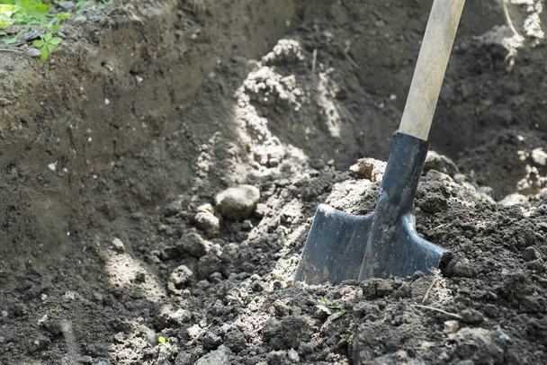 Pala para cavar en la granja
 - Foto, Imagen