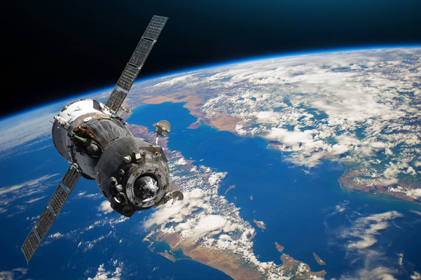 Nave espacial pilotada por astronautas na órbita do planeta Terra terra e oceano, península. Elementos desta imagem fornecidos pela NASA
 - Foto, Imagem