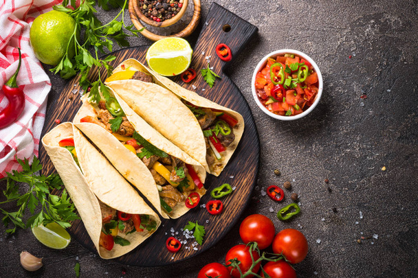 Mexikói sertés taco zöldségekkel és a salsa. Hagyományos Latin-amerikai ételeket. Szemközti nézet. - Fotó, kép