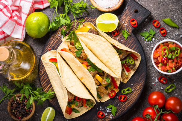 Mexické vepřové tacos s zeleninou a salsou. Tradiční jídlo Latinské Ameriky. Pohled shora. - Fotografie, Obrázek