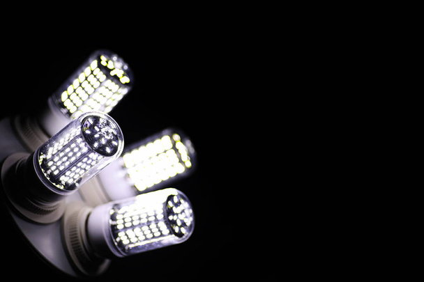 Lampun LED-elementit. Diodeilla varustetut lamput. Paljon kirkkaita valoja
  - Valokuva, kuva