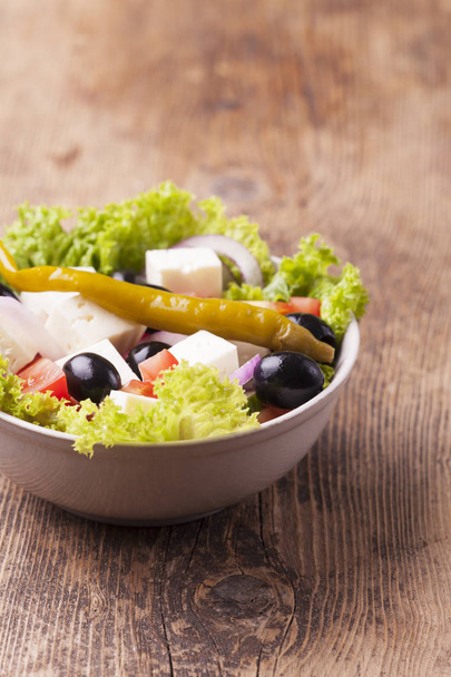 frischer griechischer Salat mit Oliven  - Foto, Bild