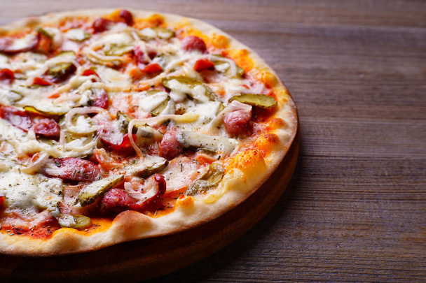 Klasycznego napoli pizza z salami i korniszony - Zdjęcie, obraz
