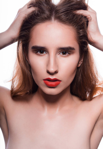 Ομορφιά πορτρέτο της μόδας γυναίκα μελαχρινή με το τέλειο δέρμα και κόκκινα χείλη. Studio που γυρίστηκε σε λευκό φόντο - Φωτογραφία, εικόνα