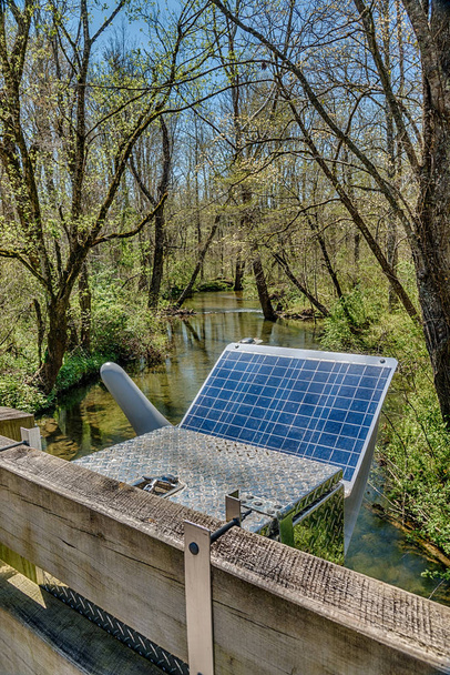 Függőleges szemcsésedik-ból egy meghajtására, a Smoky Mountain kutatási állomás beállítása mellett a patak megy keresztül a fák energia napelem. - Fotó, kép