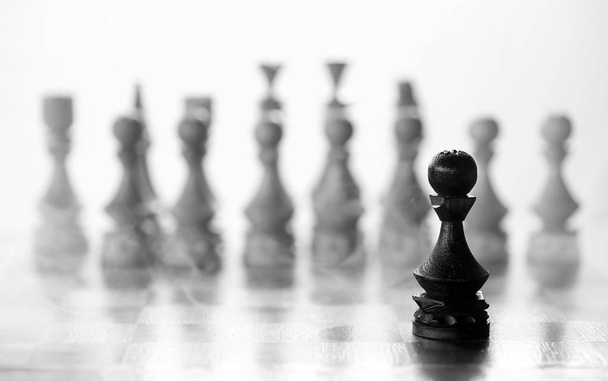 шаховий фігурний пішак на борту
 - Фото, зображення
