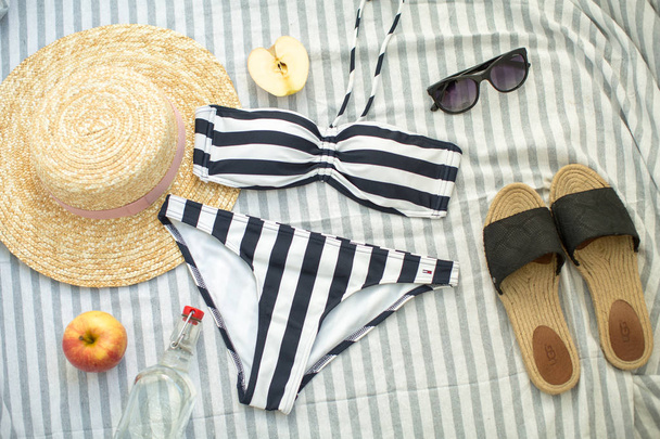 summer woman accessories on the beach, swimsuit, hat and glasses - Foto, afbeelding