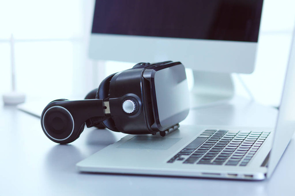 Virtual reality goggles on desk with laptop. business. 3d technology - Foto, immagini