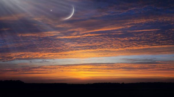 Sierp Księżyca z gwiazdami. Sierp Księżyca z pięknym tle zachodu słońca. Hojny Ramadan  - Zdjęcie, obraz
