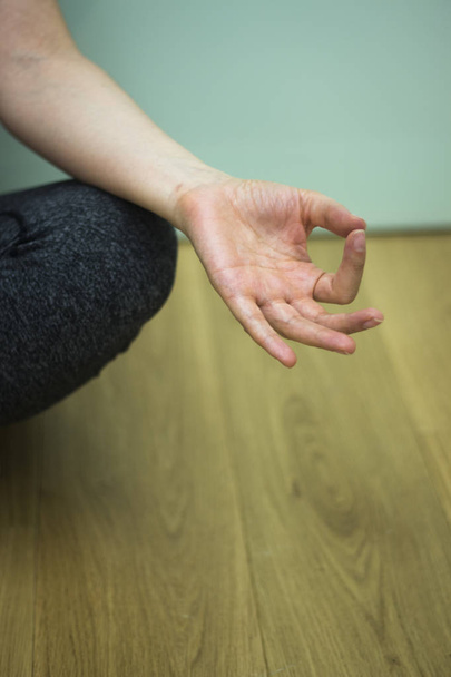 Profesora de yoga profesora de yoga asana pose con postura de mano de mudra
. - Foto, Imagen