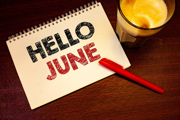 文章を書く単語こんにちは 6 月。5 月の新しい月メッセージを開始するためのビジネス コンセプトは夏 startingnotebook ページ黒赤文字ペン アイデア メッセージ木製テーブル ガラス飲み物 - 写真・画像