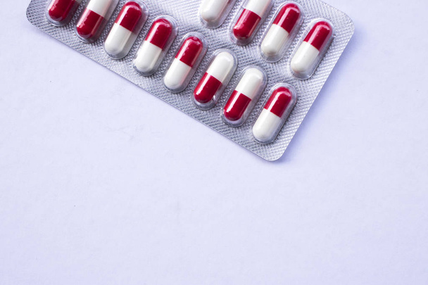 Medicamento de prescrição médica pílulas blister pack de cápsulas de medicação vermelha e branca
. - Foto, Imagem