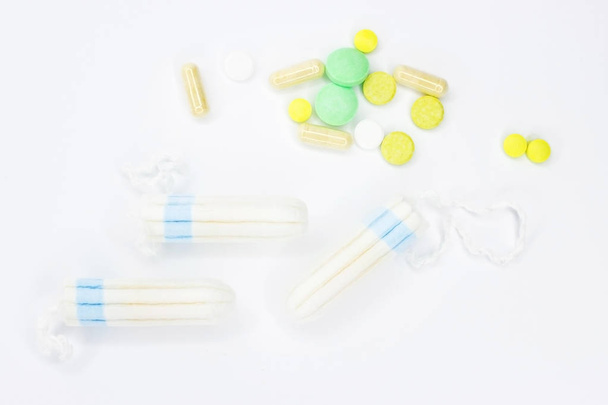 Tampons and pills on a white background. Background and texture for medecine. - Foto, Imagen