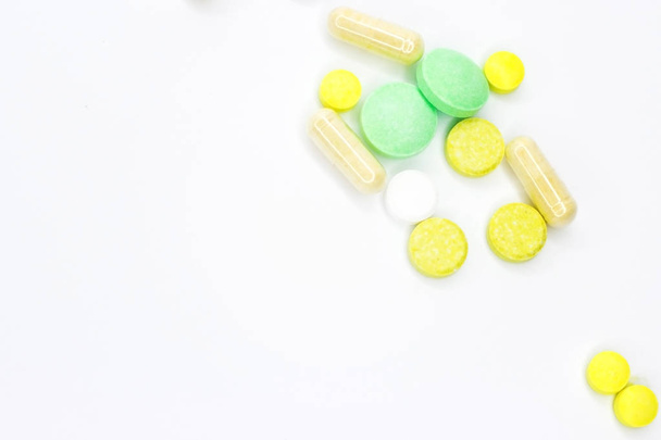 Nahaufnahme weiße Medikamententabletten-Pillen auf weißem Hintergrund vor Licht verstreut schützen Medikament Kunststoff Reißverschlussbeutel für medizinische, pharmazeutische, Gesundheitswesen Konzept. - Foto, Bild