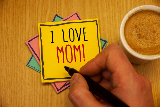 愛ママ動機付けを呼び出す私を示すテキスト記号。概念的な写真いい感じ、自分の母 Tendernessman を作成するため黄色ピンク ブルー ペーパー手持ち株黒のペンのコーヒー カップ - 写真・画像