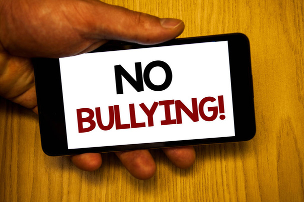 Escribir texto a mano No Bullying Motivational Call. Concepto que significa Abuso Prohibido Acoso Agresión Asalto
 - Foto, Imagen
