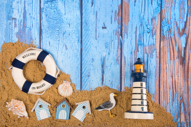 Cartaz de praia em fundo de madeira com cabines lifebuoy e farol
 - Foto, Imagem