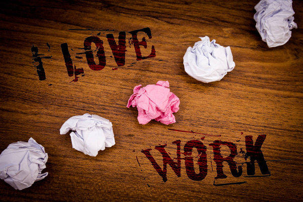 Rukopis texty I Love práce. Koncept znamená být šťastný spokojeni s úlohou dělat co nejvíce likeideas slova dřevěné pozadí černá písmena několika pokusech zmačkaný doklady - Fotografie, Obrázek