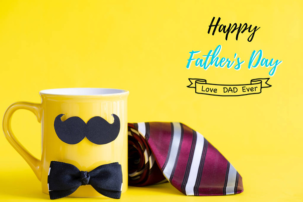 Mutlu babalar günü kavramı. bıyık ve papyon sarı pastel kahve Kupası sarı zemin üzerine kırmızı kravatlı. - Fotoğraf, Görsel